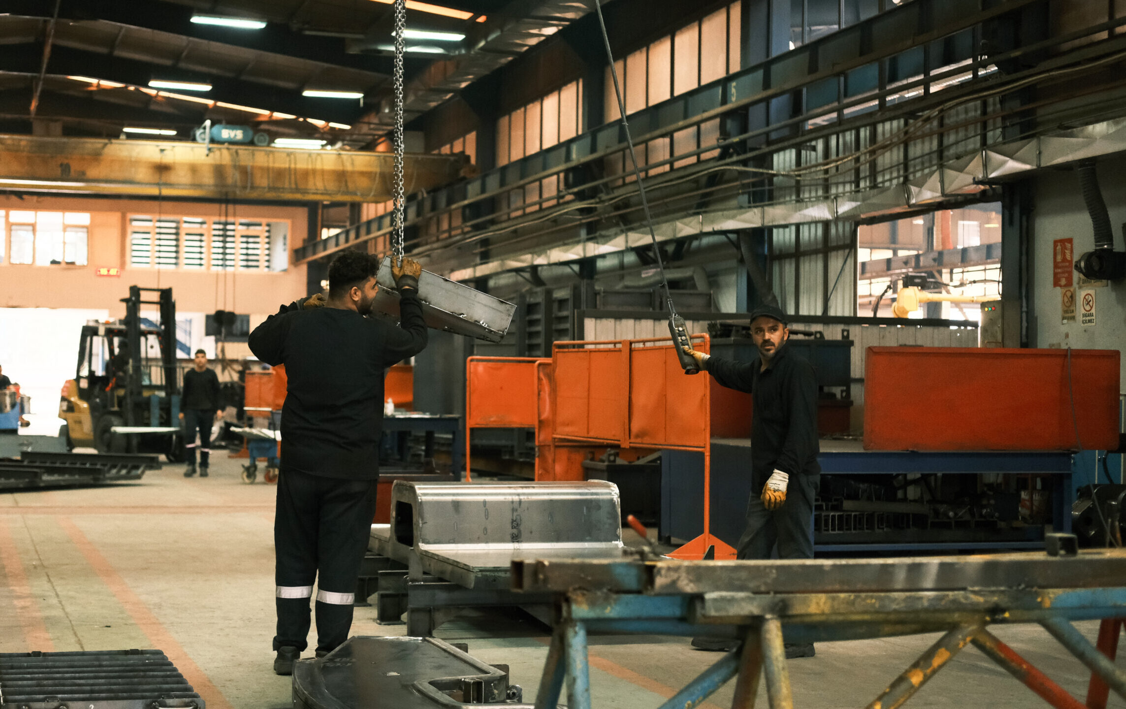 Workers operating machinery in a manufacturing factory in Konya, Türkiye.